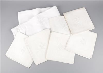 A table cloth and 6 napkins bearing the monogram LS, - Umění a starožitnosti