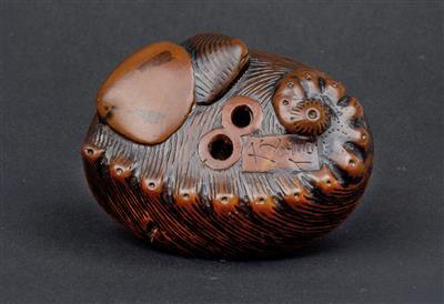 A wood netsuke of an abalone and clams, Japan, early 19th cent., signed Tomonobu - Starožitnosti