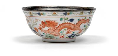 A Wucai dish with dragon and phoenix décor, - Starožitnosti