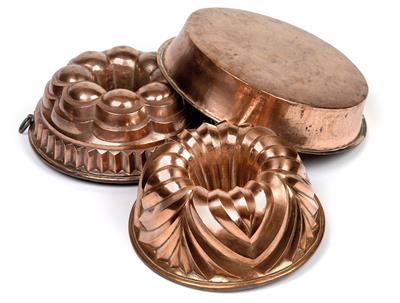 A collection of ring cake or jelly moulds, - Antiquariato