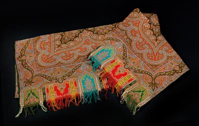 A large, finely worked shawl, - Antiquariato