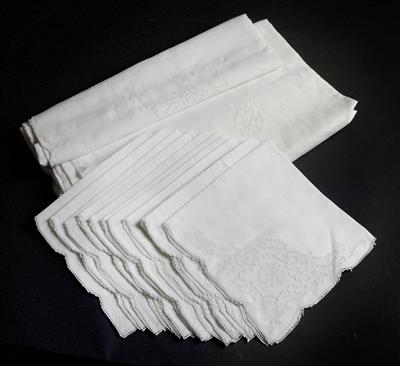 A large tablecloth and 11 napkins, - Umění a starožitnosti