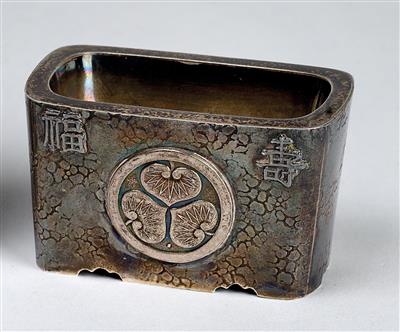 A small Japanese dish with the coat-of-arms of the Tokugawa family, - Umění a starožitnosti