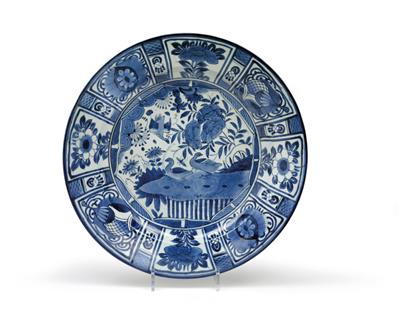 Blau-weißer Teller im Kraak Stil, Arita, Japan, Edo Zeit, spätes 17. Jh. - Antiquitäten