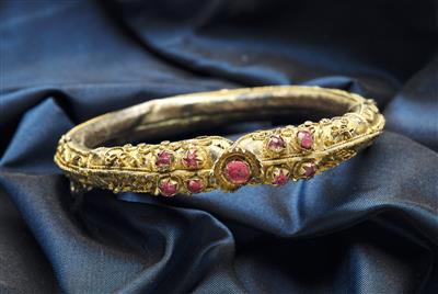 A Bangle, - Antiquariato