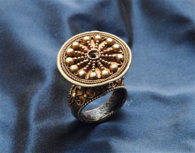 A Lady’s Ring, - Antiques (Clocks, Asian Art, Metalwork, Faience, Folk Art, Sculpture)
