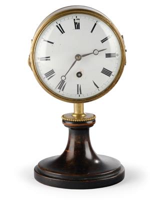 Kleine Klassizismus Tischuhr mit Kalender - Antiquitäten (Uhren, Metallarbeiten, Asiatika, Fayencen, Skulpturen, Textilien, Volkskunst)