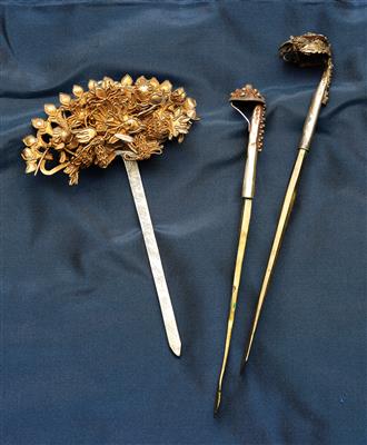 3 verschiedene Stecker, - Antiquitäten (Uhren, Metallarbeiten, Asiatika, Fayencen, Skulpturen, Textilien, Volkskunst)
