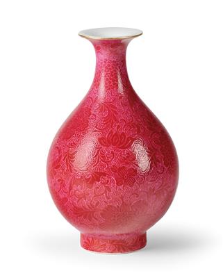 A Sgraffito Vase, China, Red Four-Character Mark Qianlong, Republic Period, - Antiquariato - Parte 1