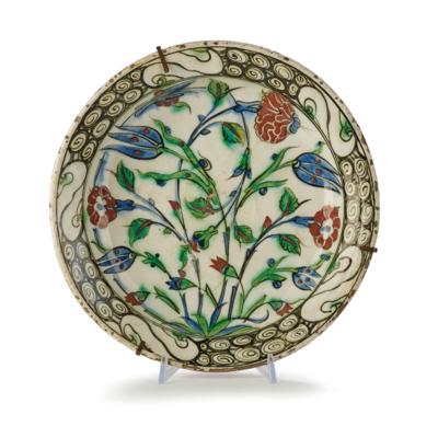 An Iznik Plate, Early 17th Century, - Anitiquariato e mobili