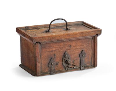 A Walnut Casket, - Anitiquariato e mobili