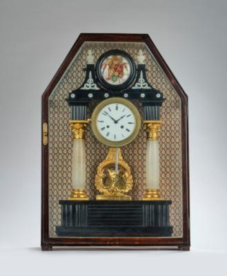 Biedermeier Portaluhr mit Spielwerk und Vitrine, - Clocks