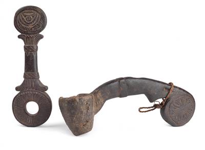 Konvolut (2 Stücke): Nepal: Eine 'Ghurra' (Halterung für Butter-Quirl) und eine Schöpfkelle mit Blüten-Dekor. - Antiquitäten