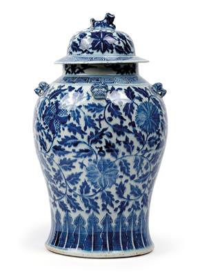 Blau-weiße Deckelvase, China, 19. Jh. - Asiatika