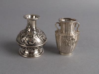 Zwei kleine Vasen, - Stříbro