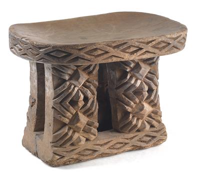 Bamileke, Bamenda, Tikar, Cameroon Grassfields: a stool with spider motif. - Mimoevropské a domorodé um?ní