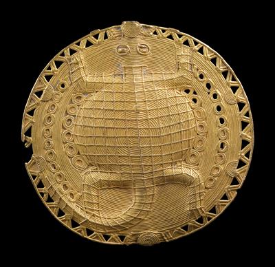 Baule, Ivory Coast: A ornamental pendant made of gold, with a crocodile in relief. - Tribal Art