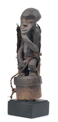Hungana (auch Hungaan oder Huana), Dem. Rep. Kongo: Eine seltene Ahnen-Figur, mit Federn. - Stammeskunst/Tribal-Art