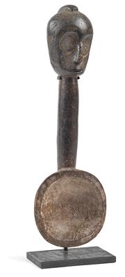 Ibo (or Igbo), Nigeria: A ceremonial chalk spoon with a head at the end of the handle. - Mimoevropské a domorodé um?ní