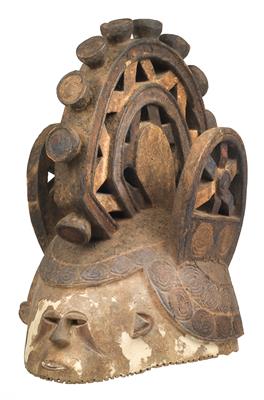 Ibo (oder Igbo), Nigeria: Eine alte, aber ungewöhnliche Helm-Maske vom Typ 'Mmwo'. - Stammeskunst/Tribal-Art