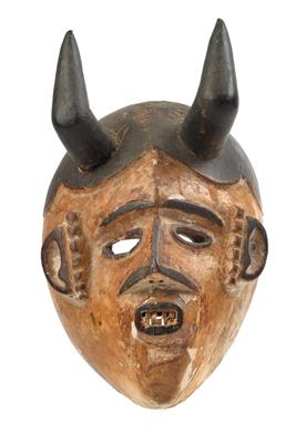 Idoma, Nigeria: Eine Maske mit zwei, rechtwinkelig nach oben gebogenen Hörnern. - Stammeskunst/Tribal-Art