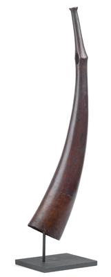 Kongo (or Bakongo), Dem. Rep. of Congo: An old side-blown trumpet made of ivory. - Mimoevropské a domorodé um?ní
