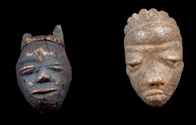 Konvolut (2 Stücke): Pende, Dem. Rep. Kongo: Zwei 'Ikhoko-Anhänger', wohl aus Bein (Knochen) geschnitzt. - Stammeskunst/Tribal-Art