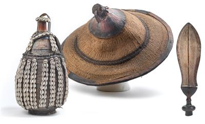 Mixed lot (3 items): A knife of the Kuba, Congo; a container with cowrie shells, Ethiopia, and a hat of the Peul, between Senegal and Cameroon. - Mimoevropské a domorodé um?ní