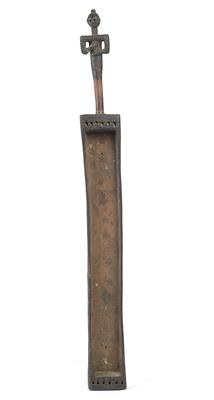 Kwere, Tanzania: An old trough zither with a half figure. - Mimoevropské a domorodé um?ní
