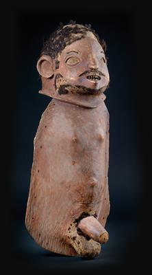 Makonde, Tansania, Mosambik: Eine männliche Körper-Maske mit einer Helm-Maske, aus einem Stück geschnitzt. Wohl einen Europäer darstellend. - Stammeskunst/Tribal-Art