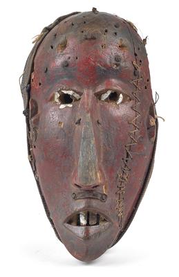 Makonde, Tanzania, Mozambique: small, old face mask, dyed red. - Mimoevropské a domorodé um?ní