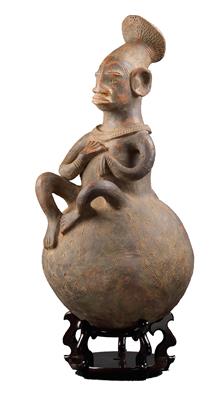 Mangbetu, Dem. Rep. of Congo: A large, decorated terracotta vessel, with a sitting Mangbetu woman. - Tribal Art