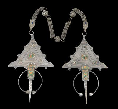 Morocco: a pair of robe fibulae, connected with chains and 3 spheres. Entirely made of silver, enamel and glass stones. - Tribal Art