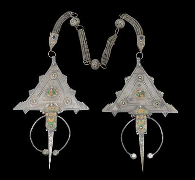 Morocco: a pair of robe fibulae, connected with chains and 3 spheres. Entirely made of silver, enamel and glass stones. - Mimoevropské a domorodé um?ní