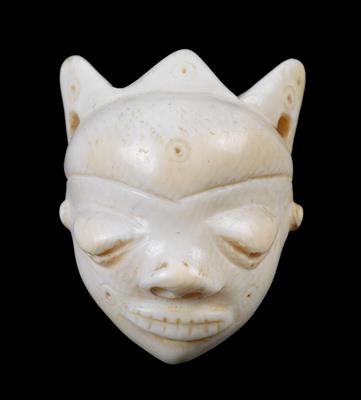 Pende, Dem. Rep. Kongo: Ein Elfenbein-Anhänger 'Ikhoko' in Form einer Häuptlings-Maske. - Stammeskunst/Tribal-Art