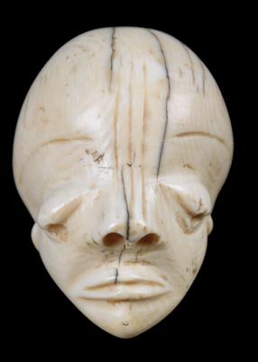 Pende, Dem. Rep. of Congo: An ivory ‘Ikhoko’ pendant in the form of a chief mask. - Mimoevropské a domorodé um?ní