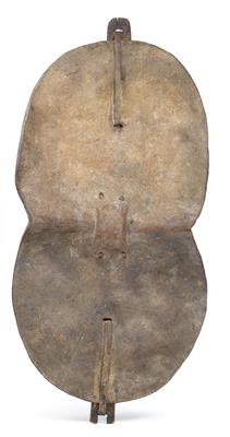 Sukuma, Tansania: Ein alter Leder-Schild in typischer Form. - Stammeskunst/Tribal-Art