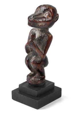 Baule, Elfenbeinküste: Eine alte Affen-Figur aus Elfenbein, den Schutzgott ‘Gbekre’ darstellend. - Stammeskunst/Tribal-Art; Afrika