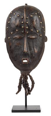 Bete, Elfenbeinküste: Eine alte Maske der nördlichen Bete, mit Ziernägeln und Bart. - Stammeskunst/Tribal-Art; Afrika
