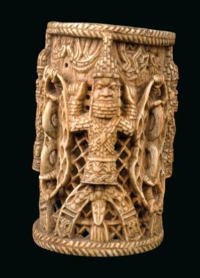 Kingdom of Benin, Nigeria: A large bangle made of ivory, carved with four images of an ‘Oba’ (king). Between the late 19th century and the first third of the 20th century. - Tribal Art