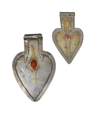 Mixed lot (2 items): Afghanistan, Iran, Turkmenistan: Two ‘asyk’ braid pendants in heart shapes, silver, gilded, each with a carnelian. - Tribal Art