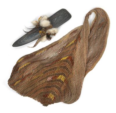 Mixed lot (2 items): New Guinea, Highlands, tribe: Dani, Baliem Valley; a piece of ‘stone money’ (as bride price) and a large ‘bilum’ carrying net. - Mimoevropské a domorodé umění