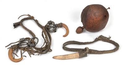 Mixed lot (3 items): Ethiopia, tribes: Mursi and Somali: two pieces of jewellery for cattle of the Mursi people, as well as a camel bell of the Somali people. - Tribal Art