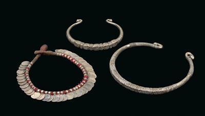 Mixed lot (3 items), India: Two chokers made of good silver alloy and a necklace with rich trimming made of round silver platelets. - Tribal Art