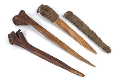 Konvolut (3 Stücke): Neuguinea: Drei Knochen-Dolche aus dem Asmat-Gebiet. - Stammeskunst/Tribal-Art; Afrika