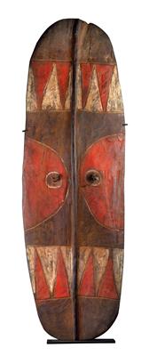 New Guinea, Highlands, tribe: Mendi; A rare, old battle shield, with relief decoration and dyed red, white and black on the front side. - Tribal Art
