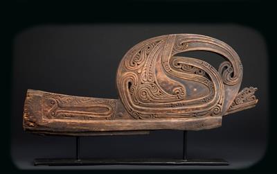 New Guinea, Massim area, Trobriand islands: crest for a boat’s bow, with typical volute and spiral reliefs in the form of bird’s heads. Collected in the 19th century. - Mimoevropské a domorodé umění
