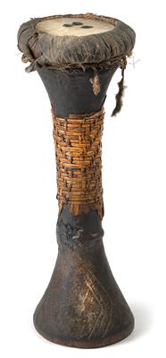 Neuguinea, Oberer Sepik: Eine alte Hand-Trommel ‘Kundu’. - Stammeskunst/Tribal-Art; Afrika