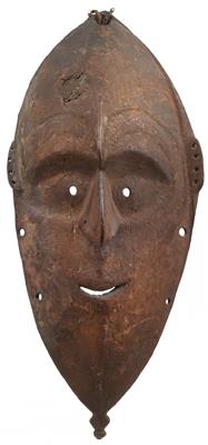 New Guinea, delta of the Lower Sepik River: A mask made of wood, with old patina. On the reverse an inventory inscription identifies this piece as belonging to the collection of Dr. Arthur Bässler (or Baessler). 19th century. - Tribal Art