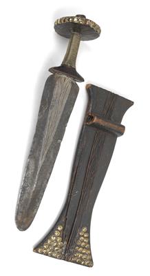 Nkundu, Konda, Democratic Republic of Congo: A ceremonial and prestige sword with a wooden sheath and fine decoration. - Mimoevropské a domorodé umění